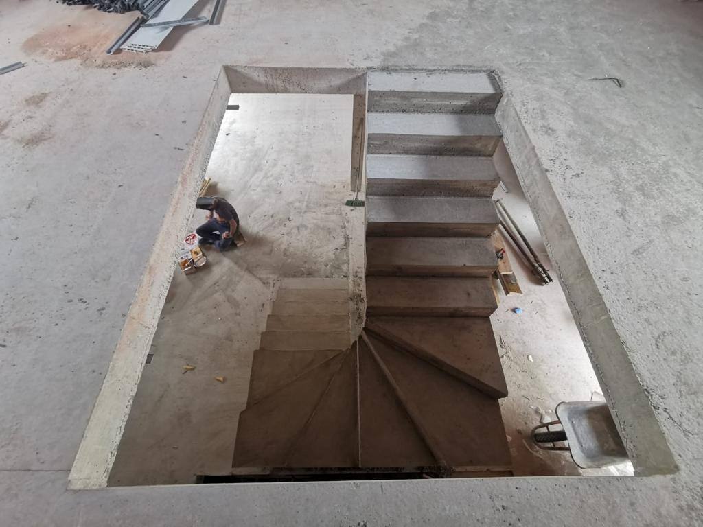 Trémie dans un plancher béton autour d’un escalier